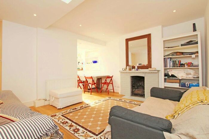 2 Bedroom Flat To Rent In Caxton Road, London, W12