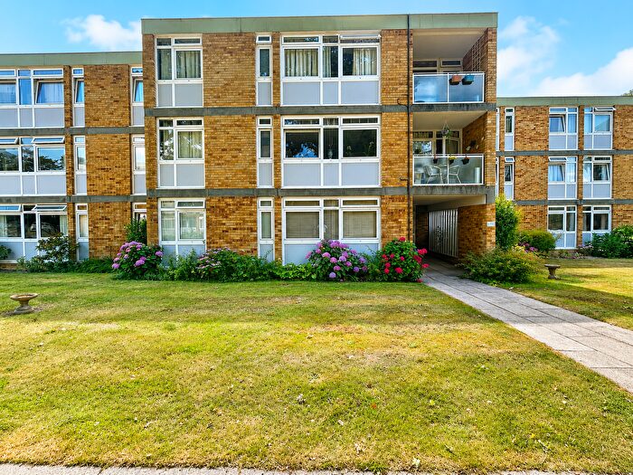 3 Bedroom Flat To Rent In Horsell, GU21