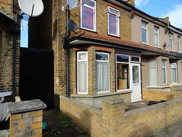 3 Bedroom Semi Detached House To Rent In Ilford, IG1