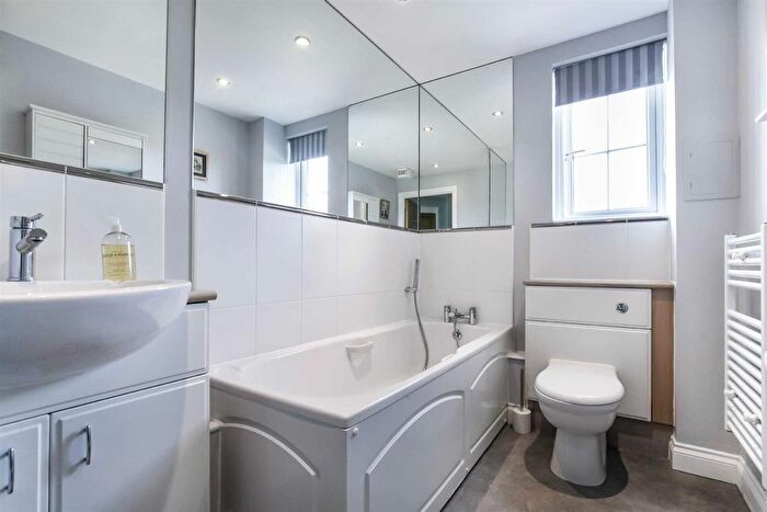 2 Bedroom Flat For Sale In Stants View, Hertford, SG13
