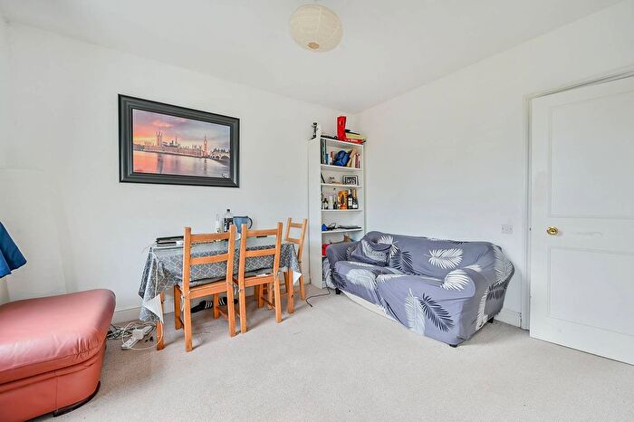 2 Bedroom Flat For Sale In Myrtle Road, Acton, London, W3