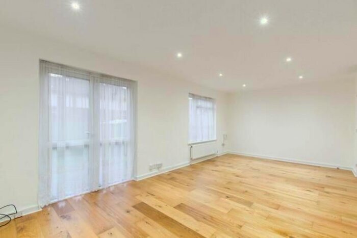 4 Bedroom Terraced House To Rent In Mayes Road, Wood Green, London, N22