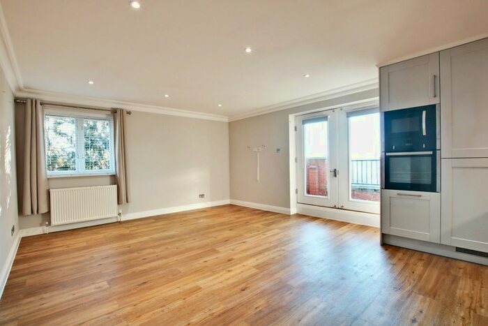 2 Bedroom Flat To Rent In Hill House Mews, Bromley, BR2