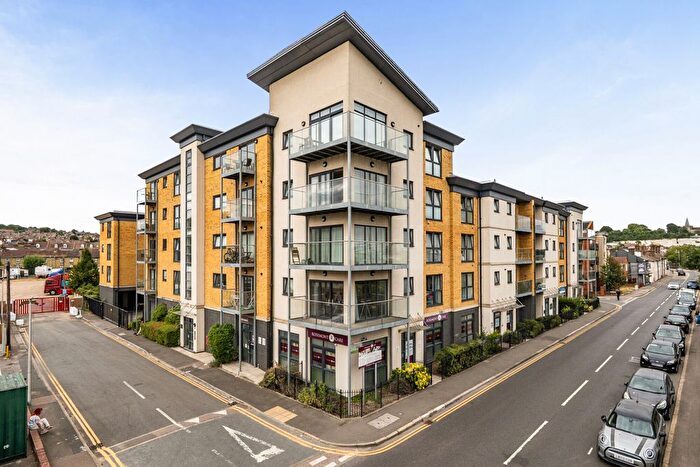 2 Bedroom Flat For Sale In Station Road, Rochester, ME2