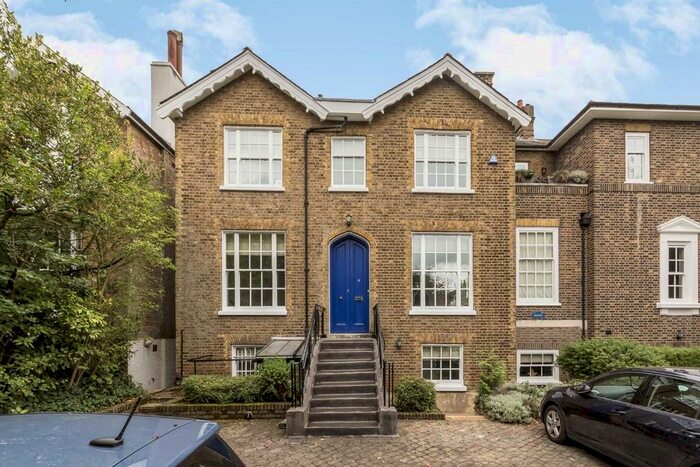 3 Bedroom Flat To Rent In Colney Hatch Lane, London, N10