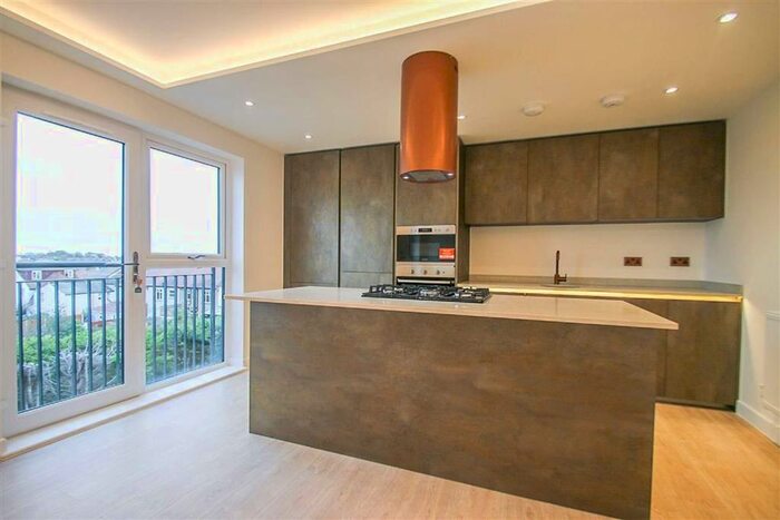 1 Bedroom Flat To Rent In City Apartments, Leigh-On-Sea, Essex SS9