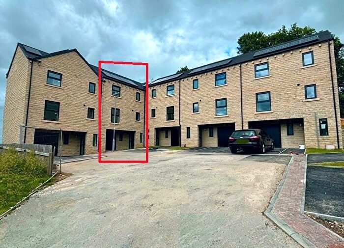 3 Bedroom Town House For Sale In Kinder Close, Thornton, Bradford, BD13