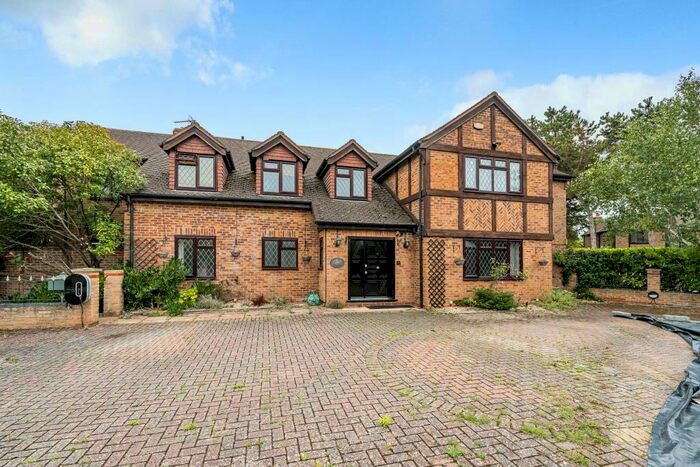 6 Bedroom Detached House To Rent In The Chestnuts, Abingdon, OX14