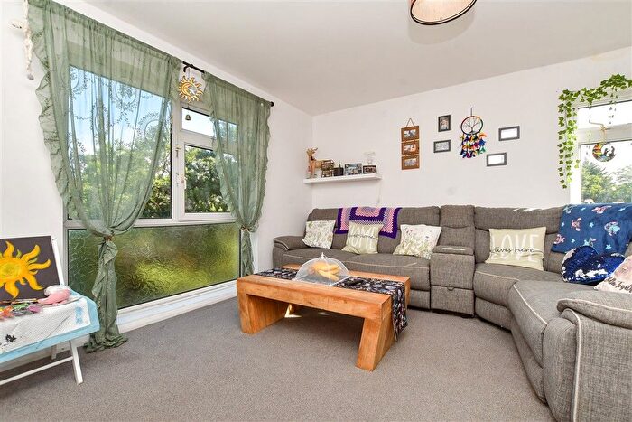 2 Bedroom Flat For Sale In Ambleside Gardens, Sutton, Surrey, SM2