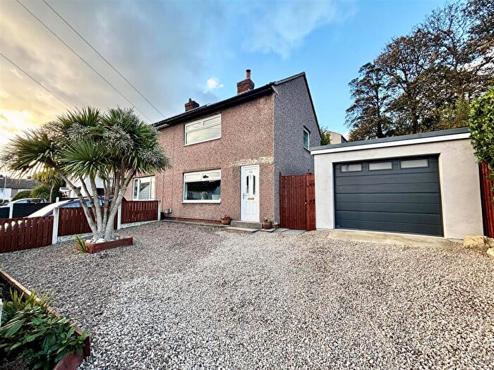 2 Bedroom Semi-Detached House For Sale In South Ridge, Kippax, Leeds, LS25