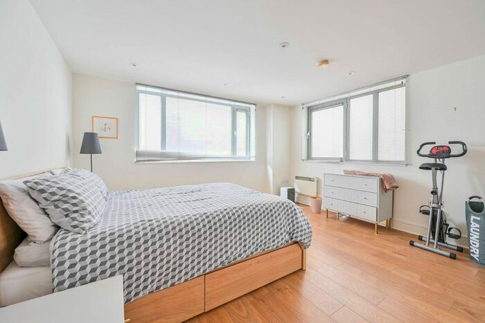 2 Bedroom Flat To Rent In Bell Yard Mews, London Bridge, London, SE1