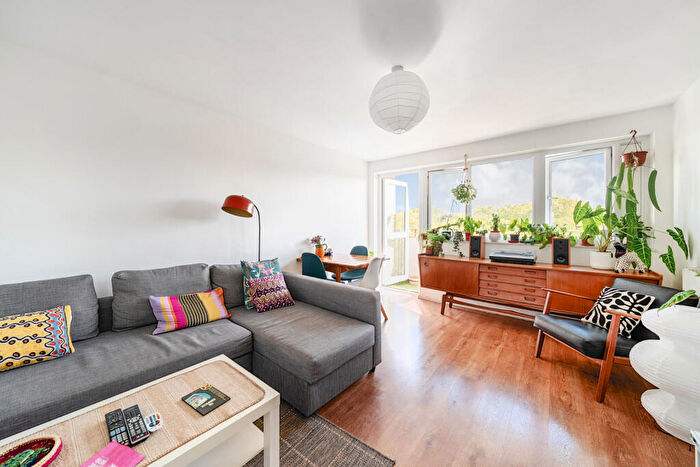 2 Bedroom Apartment For Sale In Slippers Place, London, SE16