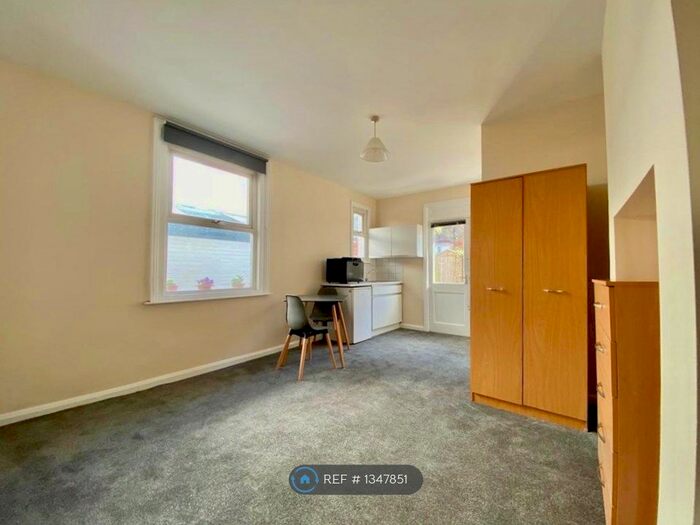 Studio To Rent In Willesden Green, London, NW2