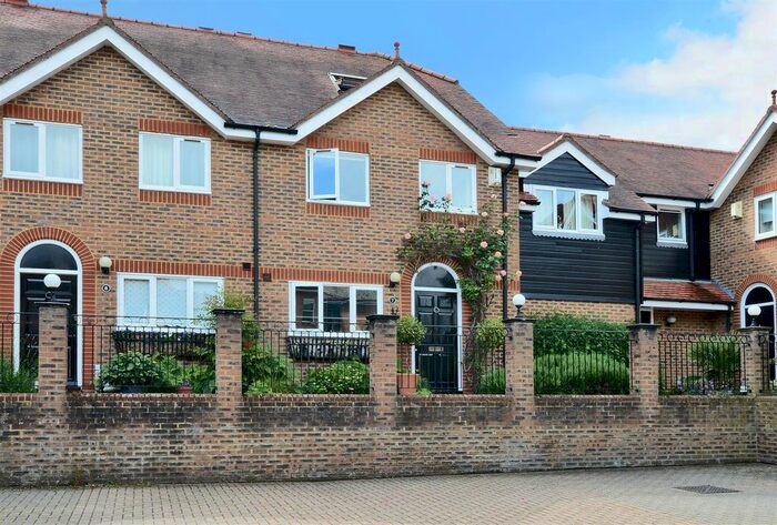 4 Bedroom Town House To Rent In Harvest Lane, Thames Ditton, KT7