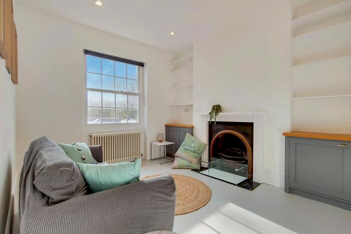 3 Bedroom Maisonette To Rent In Regent Square, Bloomsbury, London, WC1H
