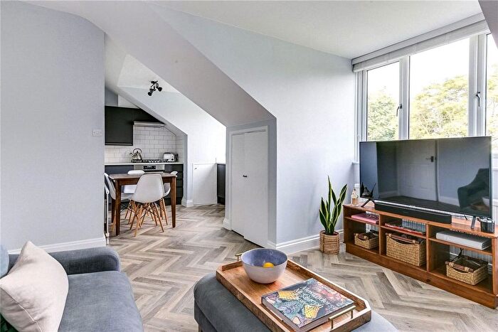 2 Bedroom Flat To Rent In Sibella Road, London, SW4