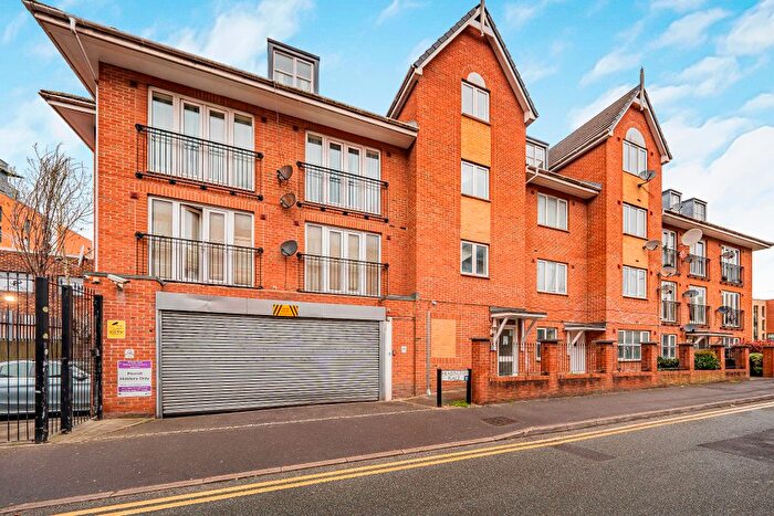 1 Bedroom Flat For Sale In Headington Place, Mill Street, Slough, SL2