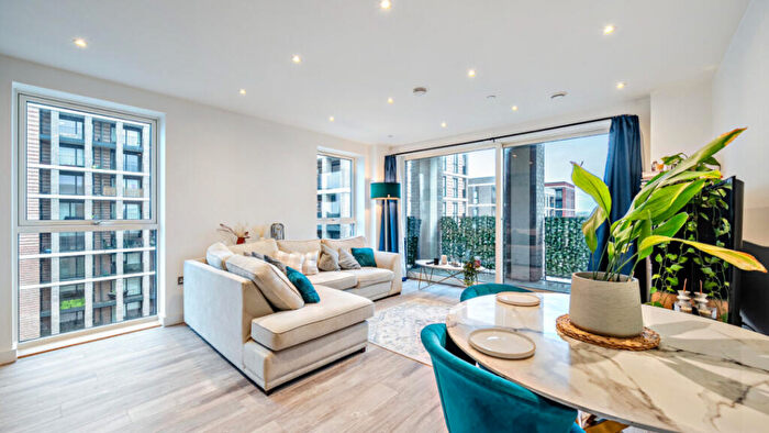 2 Bedroom Flat For Sale In Fitch Way, Rainham, RM13