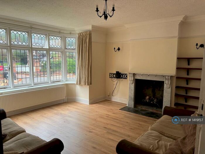 4 Bedroom Semi-Detached House To Rent In Old Bedford Road, Luton, LU2