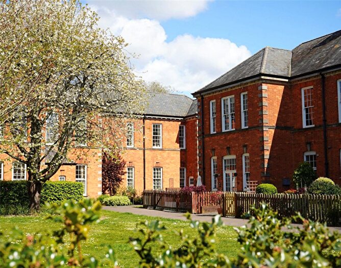 2 Bedroom Flat For Sale In Homestead Road, Chichester, West Sussex, PO19