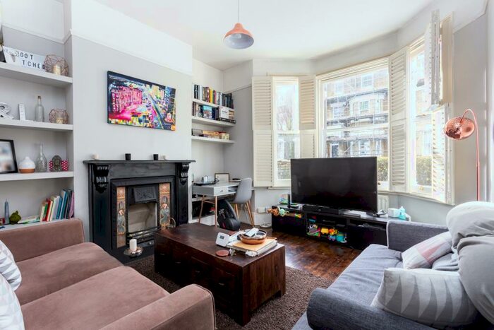 2 Bedroom Flat To Rent In Ramsden Road, London, SW12