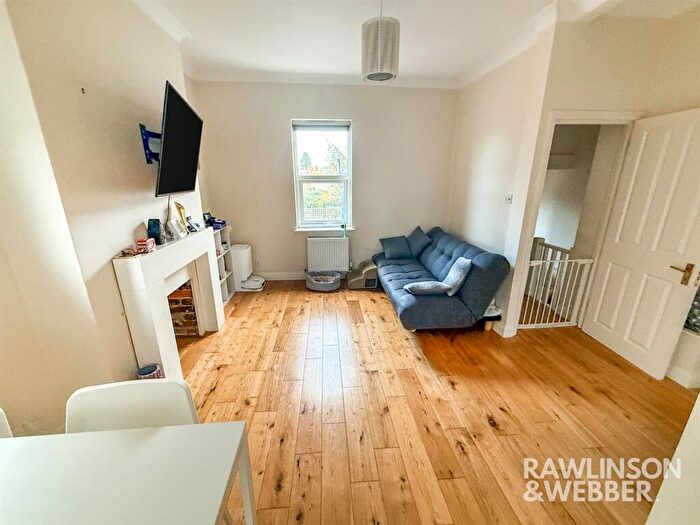 2 Bedroom Maisonette To Rent In Walton Road, East Molesey, KT8