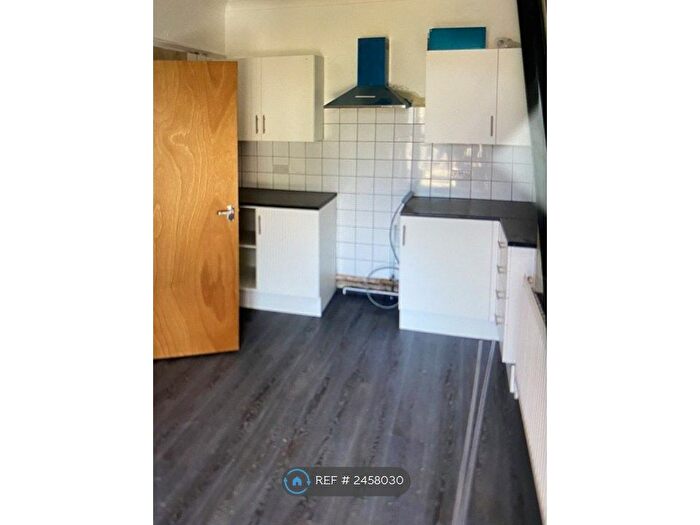 2 Bedroom Flat To Rent In South Terrace, Littlehampton, BN17