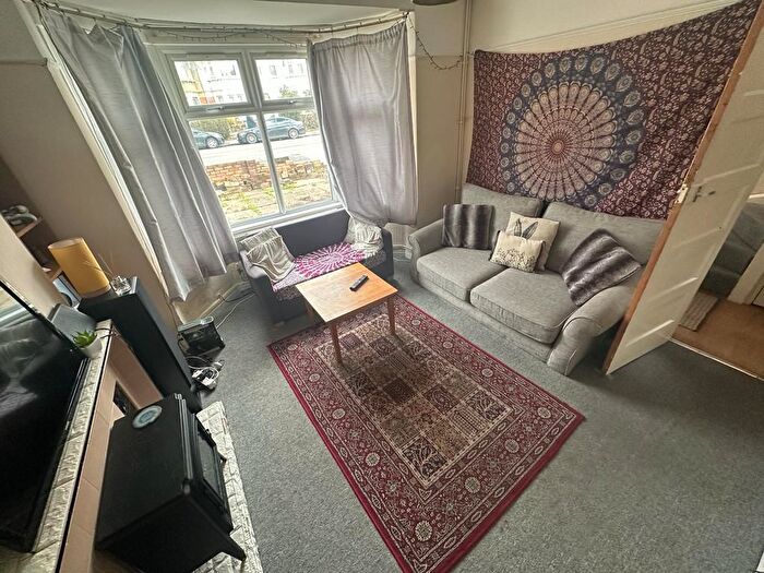 3 Bedroom Semi-Detached House To Rent In Cowley Road, Oxford, OX4