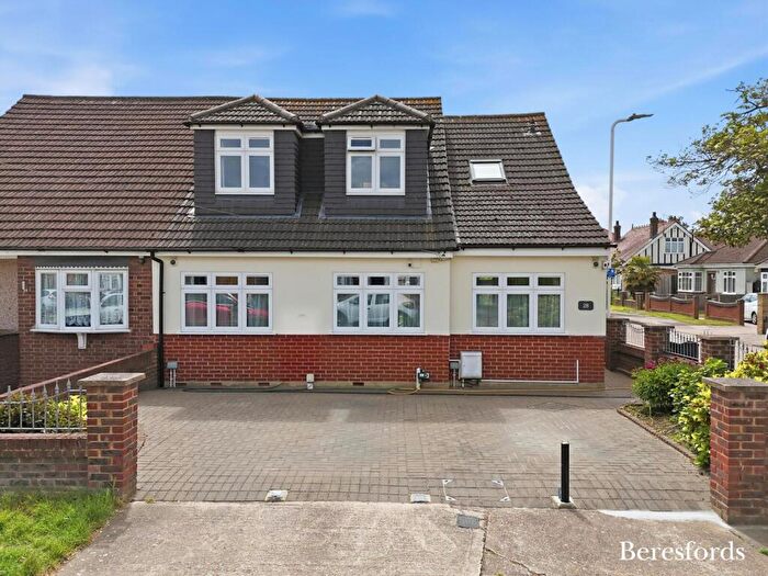 3 Bedroom Semi-Detached House For Sale In Arterial Avenue, Rainham, RM13