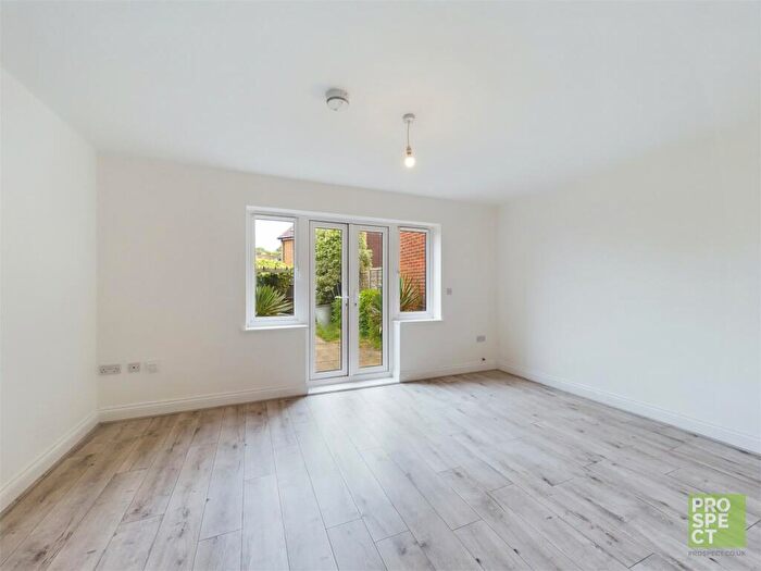 5 Bedroom Town House To Rent In Gomer Road, Bagshot, Surrey, GU19