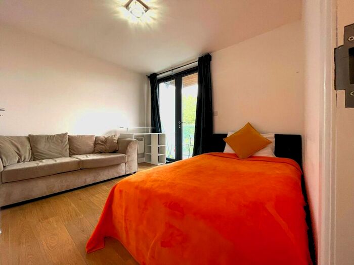 4 Bedroom Flat To Rent In Annabel Close, London, E14