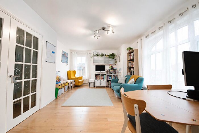 2 Bedroom Flat To Rent In Market Place, East Finchley, N2