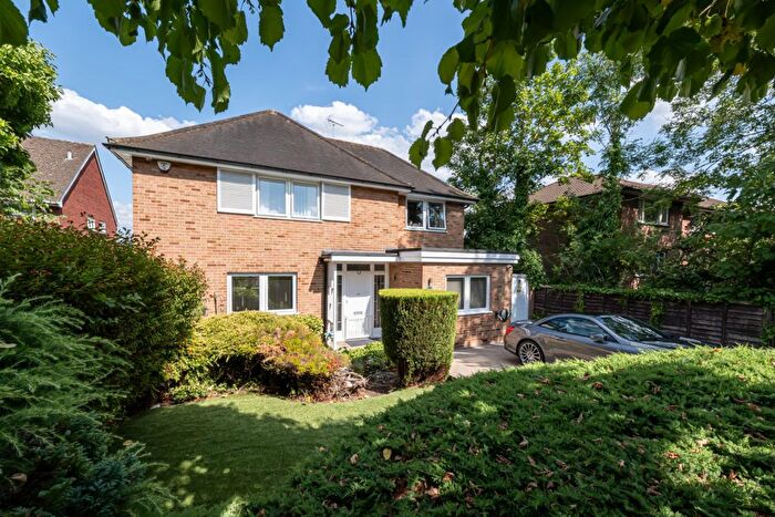 3 Bedroom Detached House For Sale In The Ridings, Ealing, W5