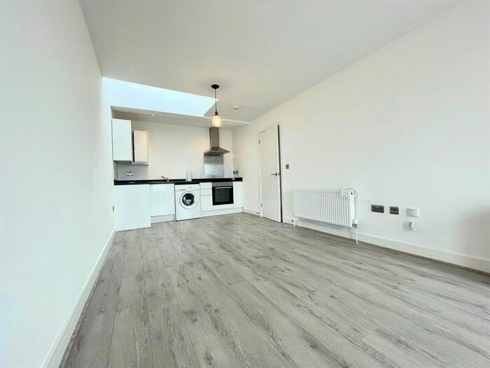 1 Bedroom Flat To Rent In Ufton Lane, Sittingbourne, ME10