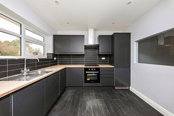 3 Bedroom Flat To Rent In Elizabeth Parade, - Tudor Drive, Yateley, GU46