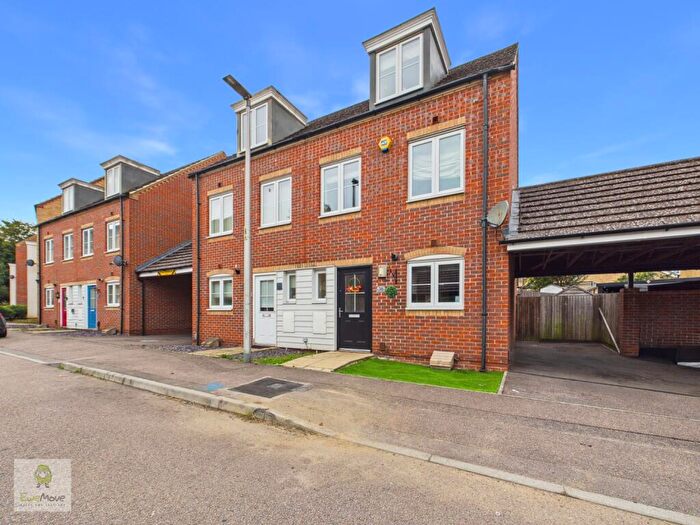 3 Bedroom Semi-Detached House For Sale In Christmas Street, Gillingham, ME7