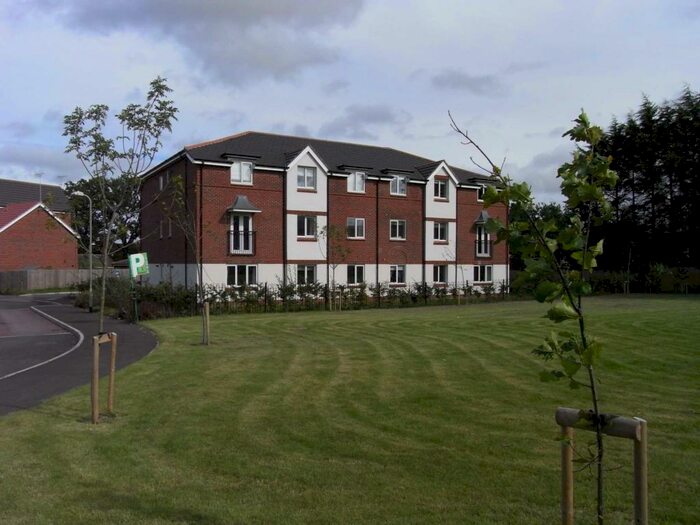 2 Bedroom Flat To Rent In Benham Drive, Spencers Wood, RG7