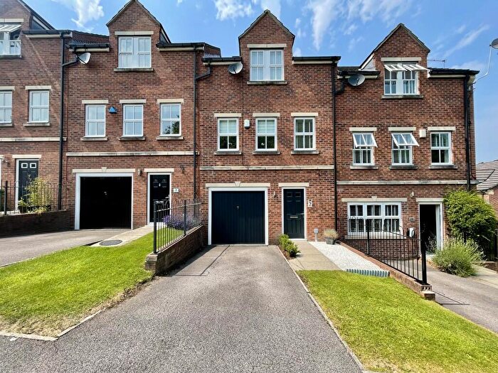 3 Bedroom Town House For Sale In New Cote Cottages, Farsley, LS28