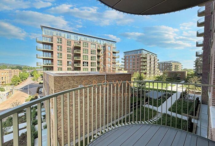 3 Bedroom Flat To Rent In Cairncross House - Rd Floor, Kidbrooke, SE3