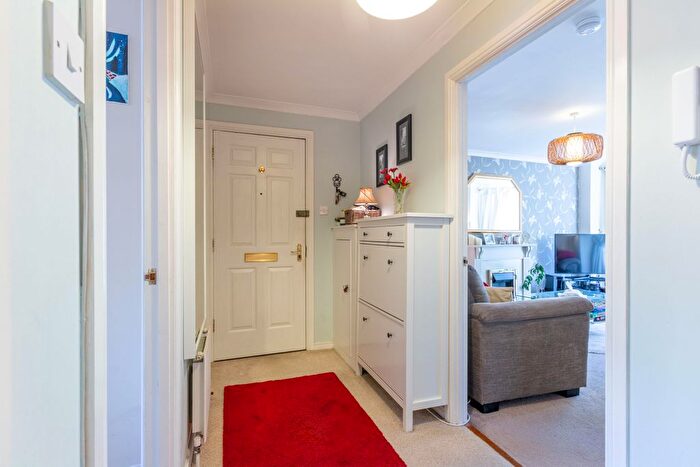 2 Bedroom Flat To Rent In Dicksonfield, Edinburgh, EH7
