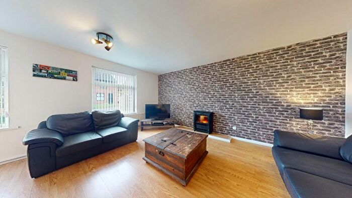 4 Bedroom Semi-Detached House To Rent In Eltham Gardens, Leeds, West Yorkshire, LS6