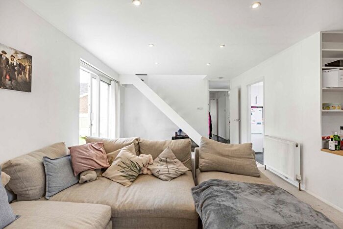 2 Bedroom Flat To Rent In Clarence Avenue, London, SW4