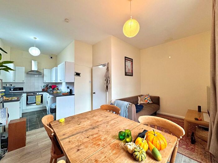 2 Bedroom Flat To Rent In Cannon Street Road, London, E1