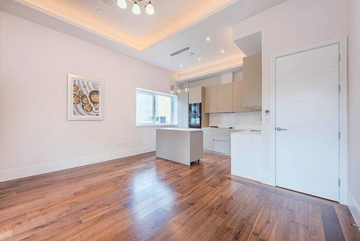 2 Bedroom Flat To Rent In Manhattan House, Ealing, W5