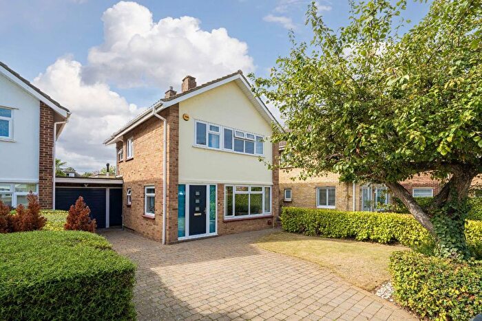 3 Bedroom Detached House For Sale In Saxonbury Avenue, Sunbury-On-Thames, TW16