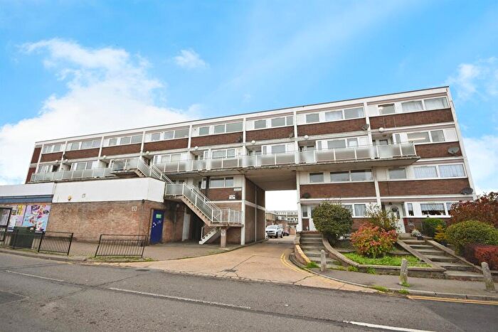2 Bedroom Apartment For Sale In Manor Court, Benfleet, SS7