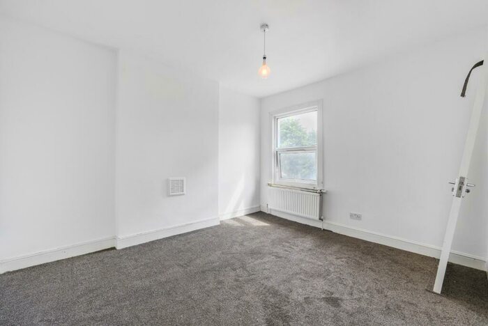 2 Bedroom Apartment To Rent In Oakhurst Grove, London, Greater London, SE22