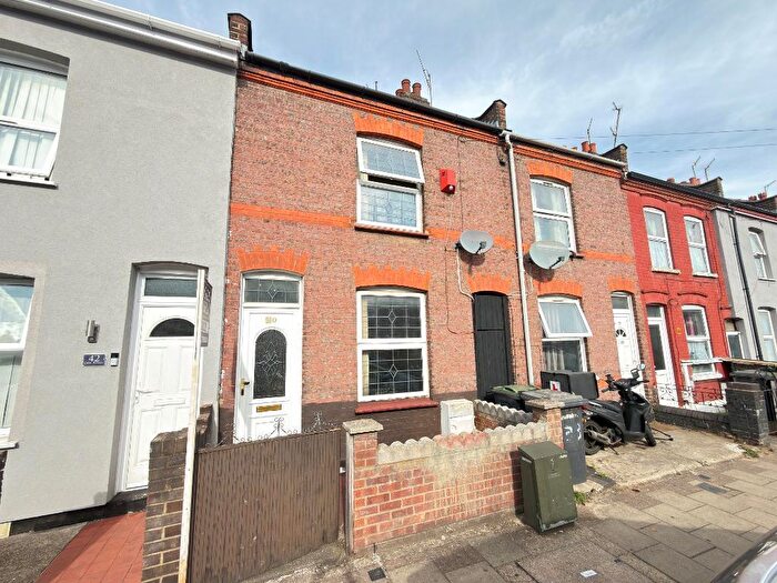 3 Bedroom Terraced House For Sale In Oak Road, Bury Park, Luton, Bedfordshire, LU4