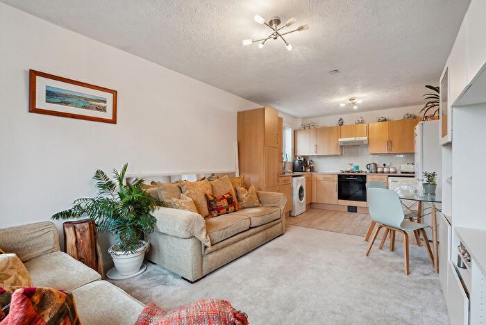 3 Bedroom Flat To Rent In Sampson Court Linden Way, Shepperton, TW17