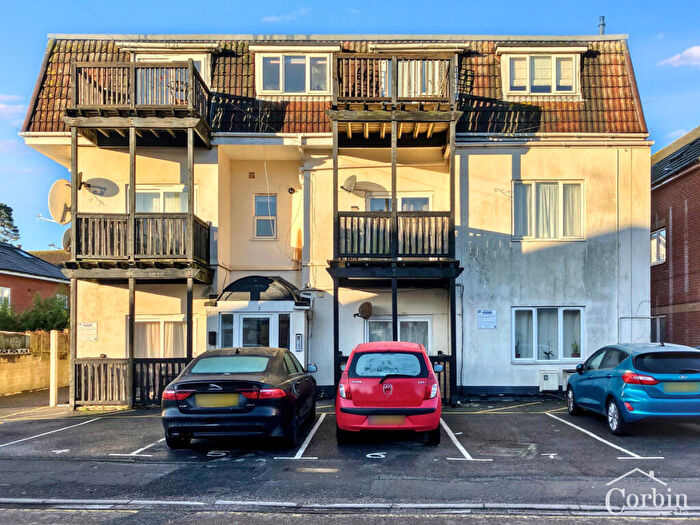 2 Bedroom Flat For Sale In Park Lodge, Bournemouth, BH5